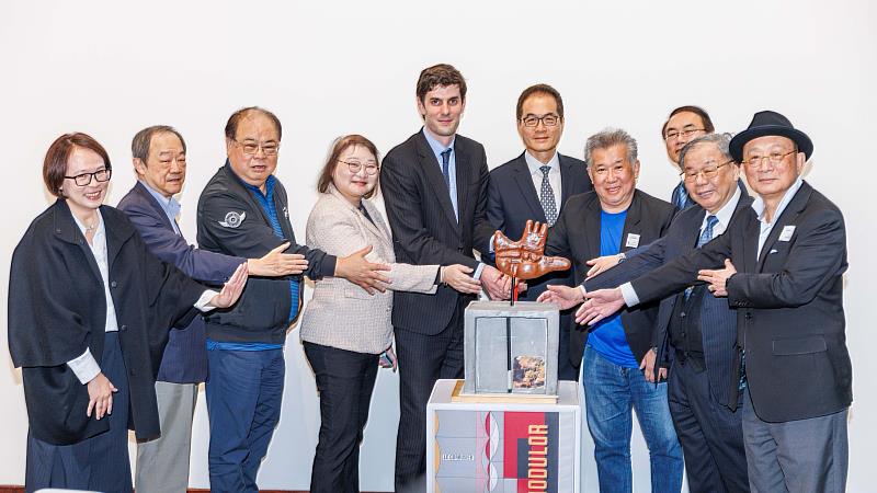 開幕儀式，以「開放的手」為意象，象徵交流、分享與文明的延續，貴賓們共同切下建築模型造型蛋糕。（圖／淡江大學提供）