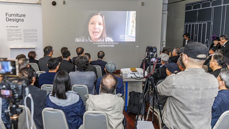 現場播放勒．柯比意基金主席布維耶（Brigitte Bouvier）致賀影片。（圖／淡江大學提供）