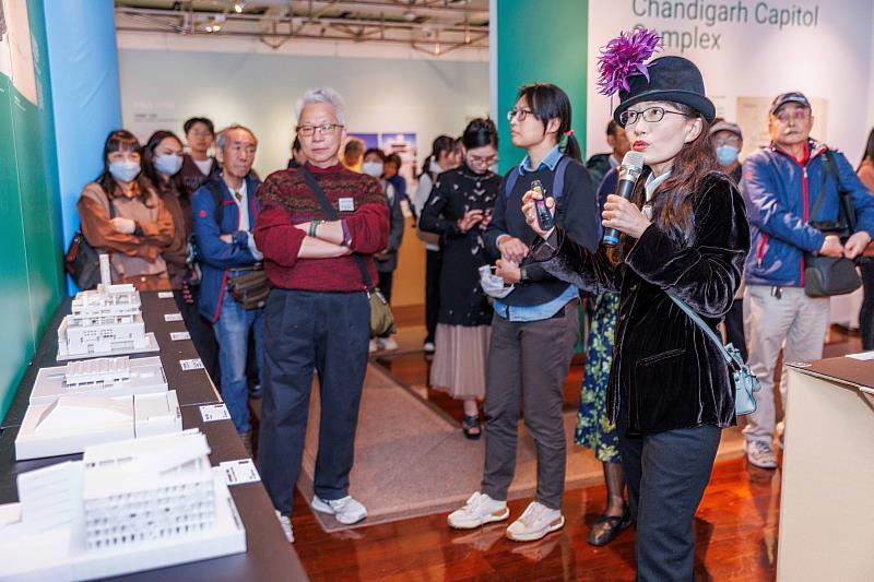 胡琮淨策展人（持麥克風者）導覽重點模型。（圖／淡江大學提供）