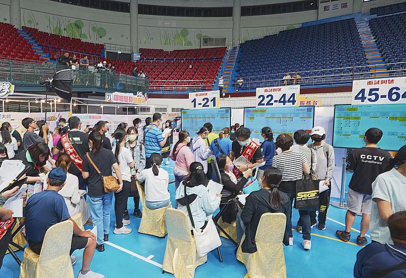 民眾於徵才活動現場等待廠商叫號面試。