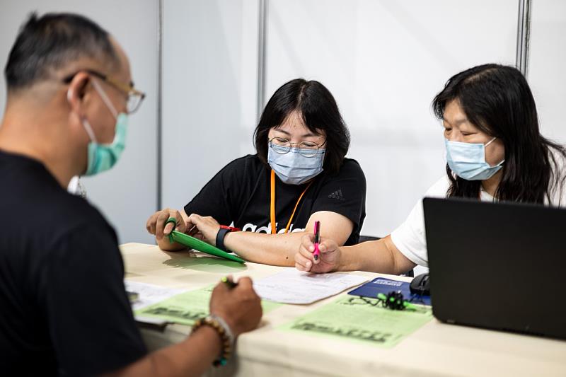 民眾於徵才活動現場與求才廠商進行面試交流，並了解職缺與職務內容。