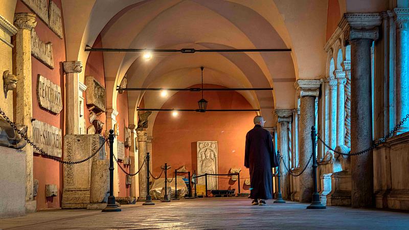 當穿著袈裟的僧侶走在義大利羅馬的拉特朗聖若望大殿，這樣的場景便已成為溫柔而深刻的對話。（圖由世界宗教博物館提供）