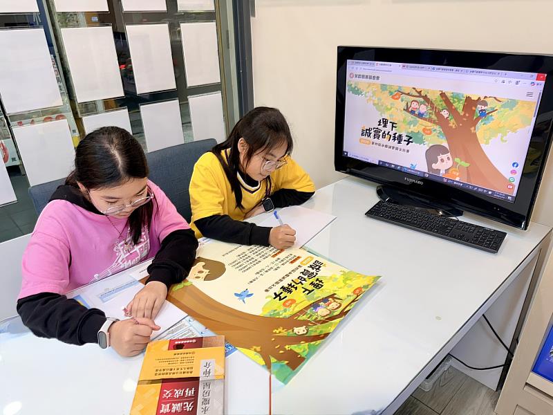 永慶誠實徵文比賽邀請新竹縣市及苗栗縣國小中、高年級和國中學生,提筆寫下誠實心聲。圖片來源:永慶慈善基金會
