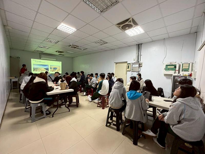 學生進行環境永續教育研習。