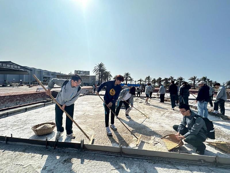 僑泰高中學生體驗傳統鹽業。