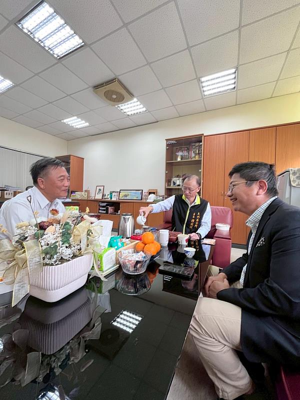 崑山科大楊泰和學務長（右）在大內區公所與區長及地方人士交換意見。