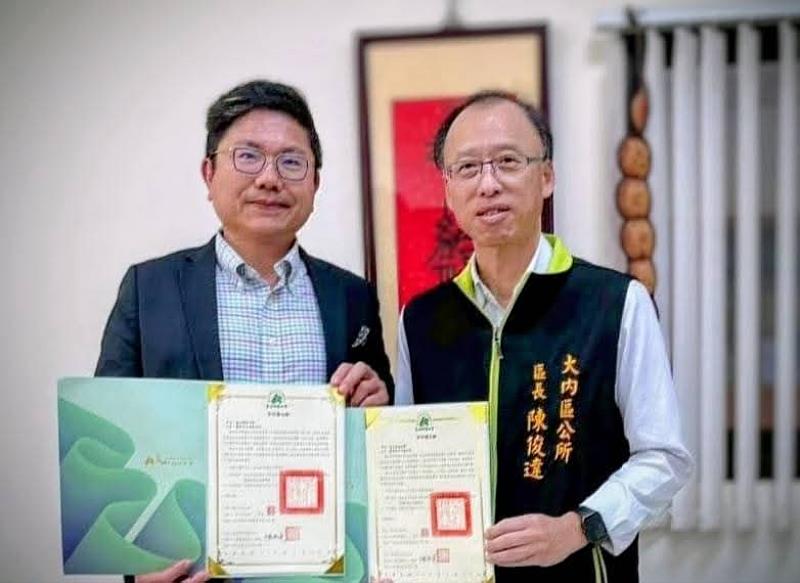 崑山科大深耕型USR計畫落地大內區,大內區陳俊達區長(右)與崑山科大楊泰和學務長(左)簽署合作備忘錄。
