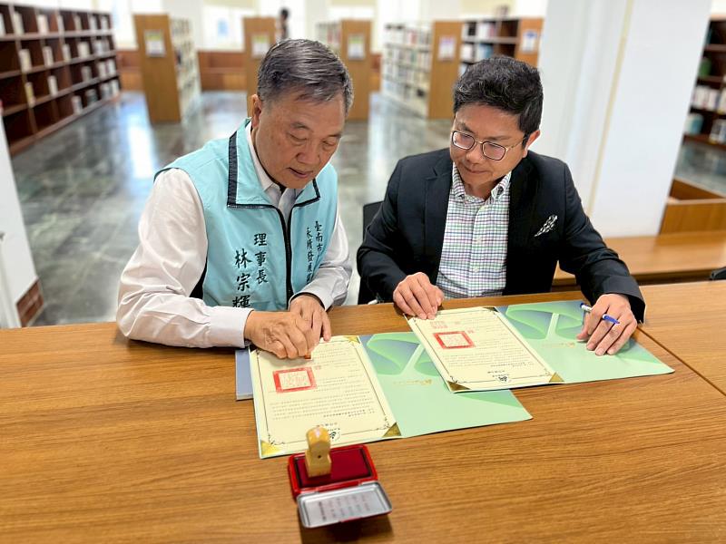 崑山科大深耕型USR計畫落地大內區，大內產業永續發展促進會林宗輝理事長（左）與崑山科大楊泰和學務長（右）簽署合作備忘錄。