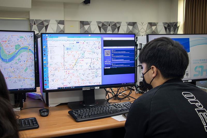 世新觀光系配備多套與業界接軌的資訊系統，讓學生能在校園內即掌握專業技術。（世新大學提供）