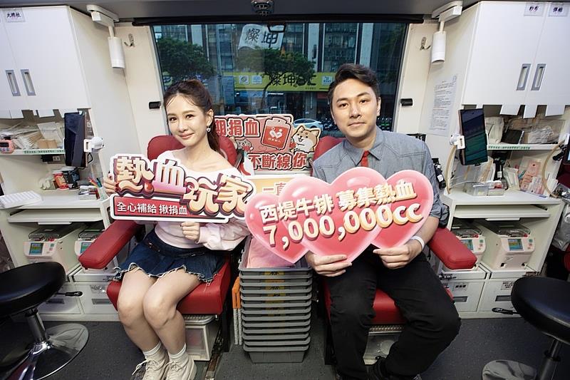 安心亞挽袖「首次」捐血，與西堤男同仁合影。