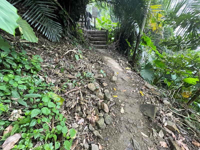 獨立山步道部分路段邊坡土石滑落。