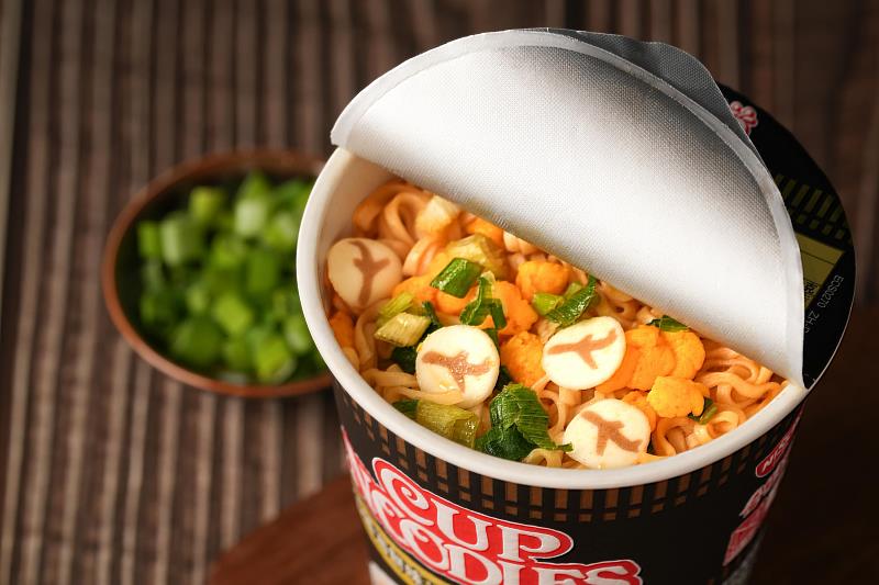 此次聯名最大亮點為量身打造3款不同的聯名杯身，日清食品更特別為星宇航空研發「飛機造型魚板」。