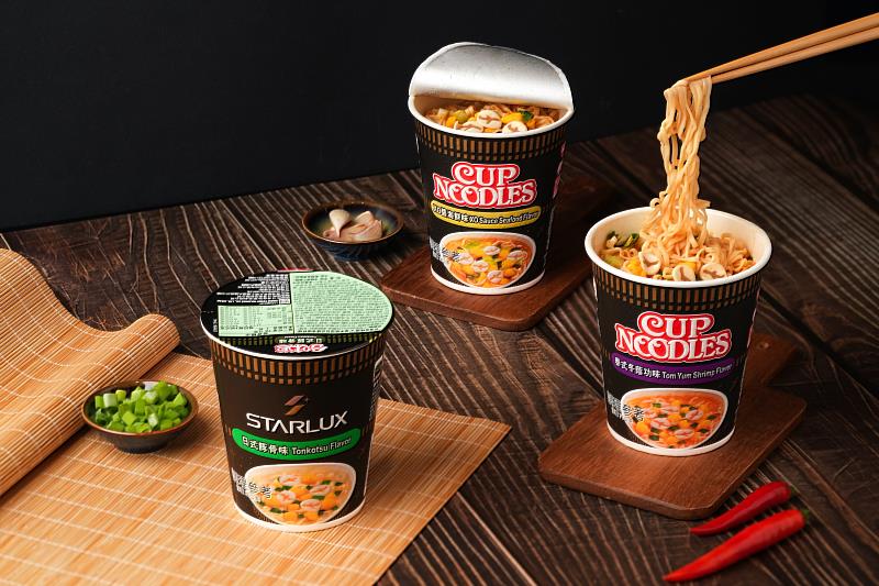 星宇航空與日清食品攜手開賣聯名杯麵，推出3款代表性的口味：日式豚骨、港式XO醬海鮮，泰式冬蔭功。