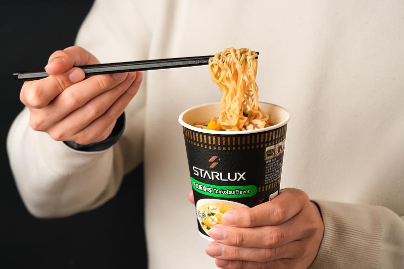 星宇航空x日清杯麵今日於星宇小舖開賣，本次聯名杯麵主打親民且實惠的價格，讓消費者能以極高CP值整箱囤購。