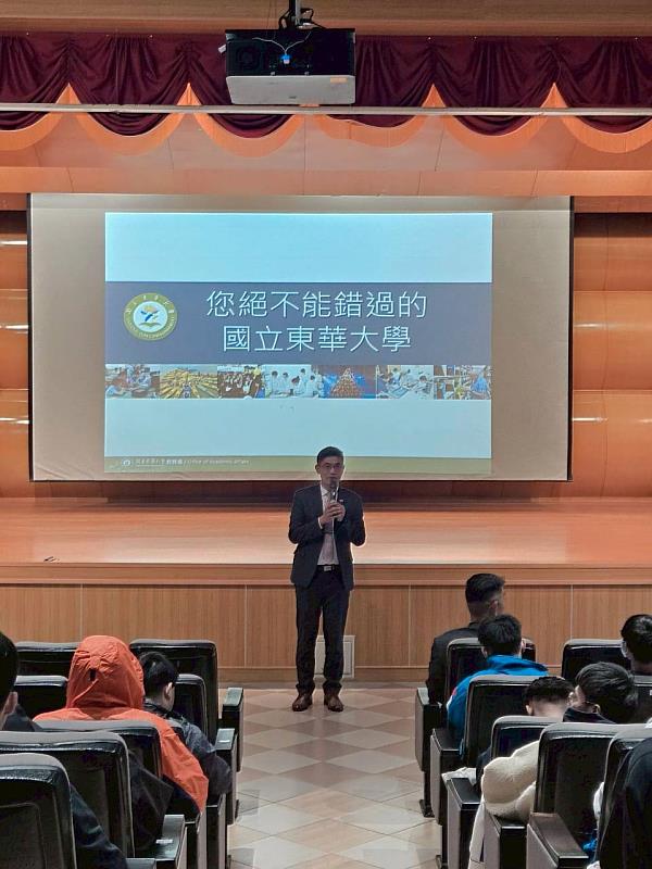 花中楊鵬耀校長致詞。