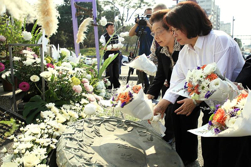 市長獻花。