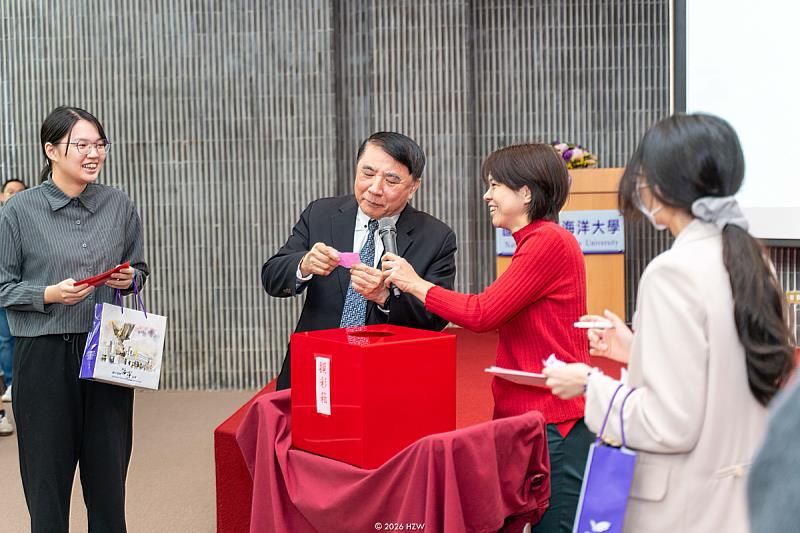 新春團拜摸彩活動環節。