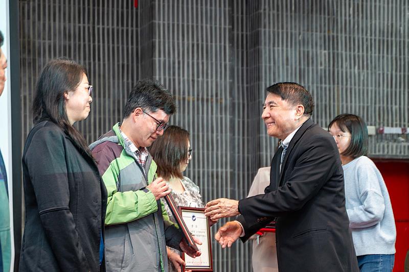 許泰文校長親自頒獎勉勵優秀同仁。