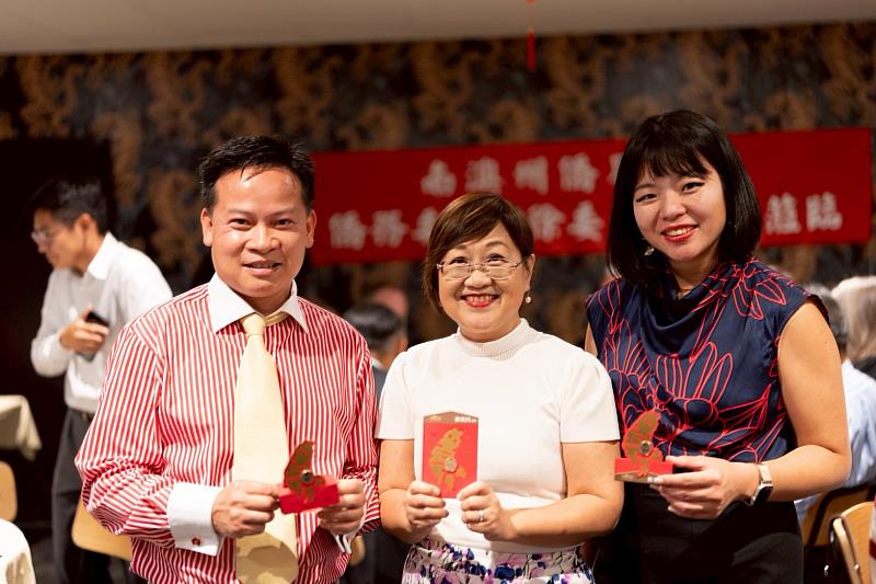 委員長致贈「台灣尚勇」福袋，深受現場貴賓喜愛。