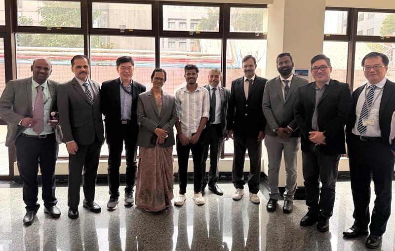 韋洛爾理工大學參訪團與高醫大健康科學院院長郭藍遠（右1）、生命科學院院長許智能（左3）、醫藥暨應用化學系系主任林韋佑（右2）合影留念。