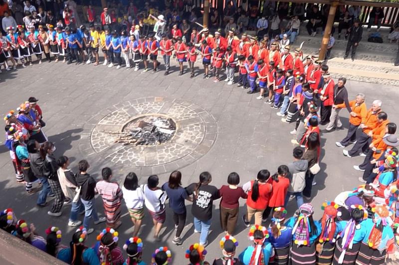 115年全國大專校院運動會聖火傳遞至阿里山特富野部落，鄒族戰祭（Mayasvi）儀式為全大運盛大祈福。