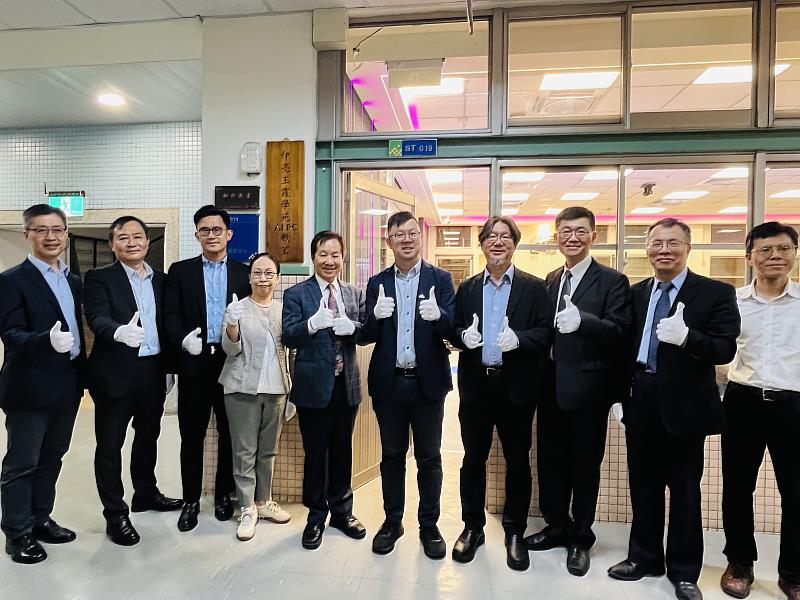 東海大學校長張國恩(左5)、台中市數位發展局局長林谷隆(左6)、ASUS總經理廖逸翔(左2)、輝達台灣區資深業務協理邾亦為(左3)、AMD台灣區資深業務協理黃偉喬(左1)等人皆到場。