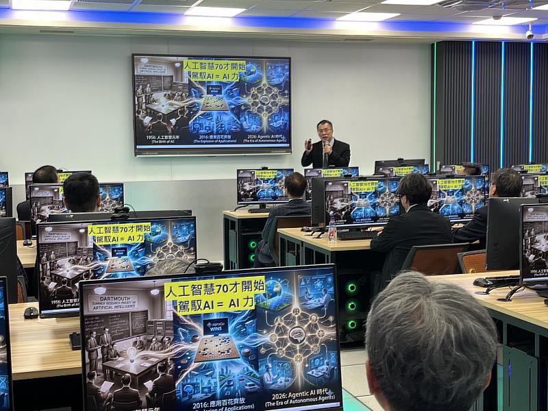 「仲亮玉霞學苑AI PC教室」共引進66套領先業界的工作站，提供師生世界級學習平台。