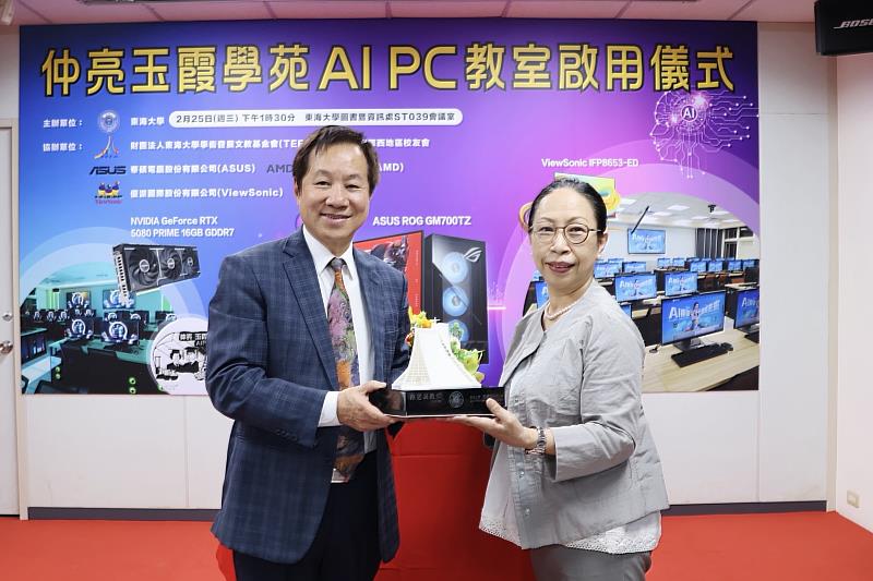 捐贈者家屬葉景文女士（右）代表出席並感性分享叔叔與嬸嬸的故事，她表示，東海不僅是兩位長輩的啟蒙地，更為他們開創往後60年的精彩人生，非常感念母校栽培。