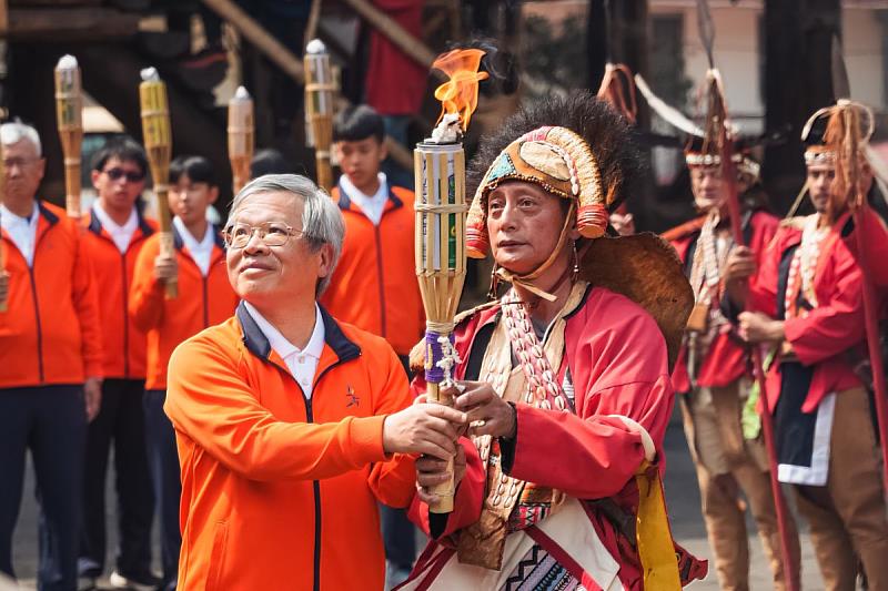 鄒族戰祭（Mayasvi）祈福的聖火，由頭目傳遞給中央大學蕭述三校長，期許115年全大運一切圓滿順利。