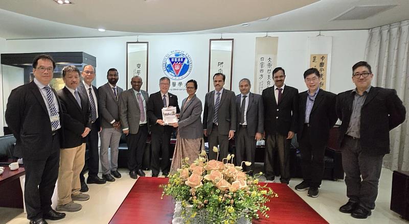 韋洛爾理工大學參訪高醫大，由高醫大校長余明隆（左6）、副校長黃友利（左3）、國際長高佳麟（左2）、健康科學院院長郭藍遠（左1）及生命科學院院長許智能（右2）等主管接待。