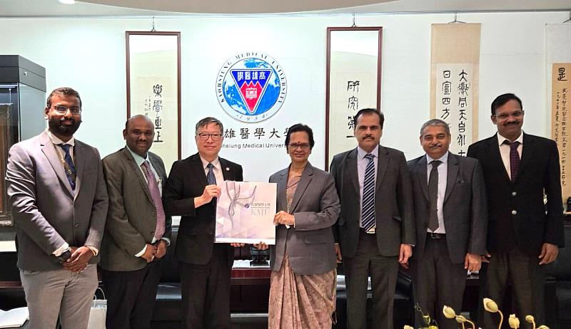 高醫大余明隆校長(左3)致贈紀念品予韋洛爾理工大學校長Dr. Kanchana Bhaaskaran(右4)。