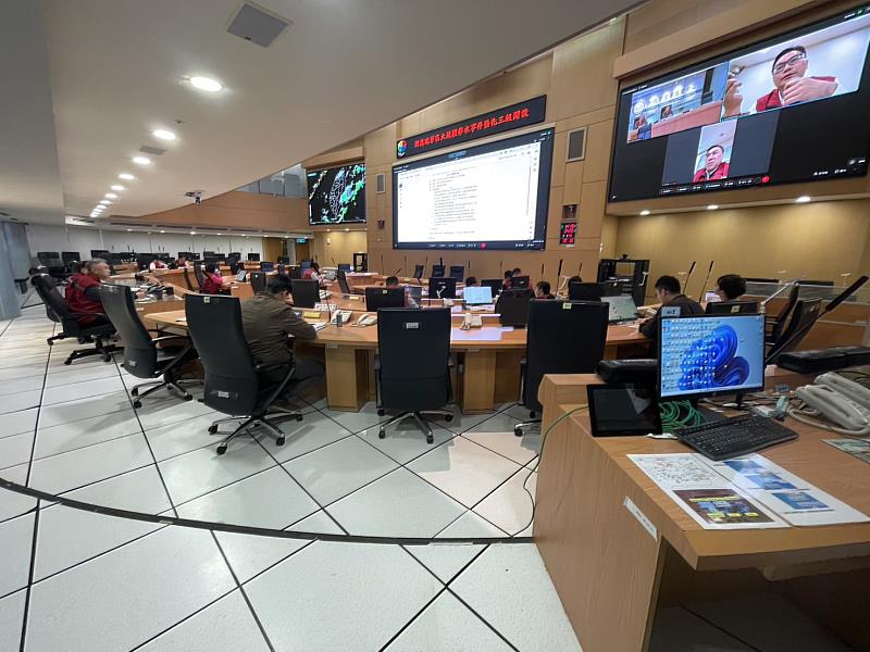 新北市EOC於26日上午10時強化三級開設，並同步與瑞芳區公所進行視訊會議。