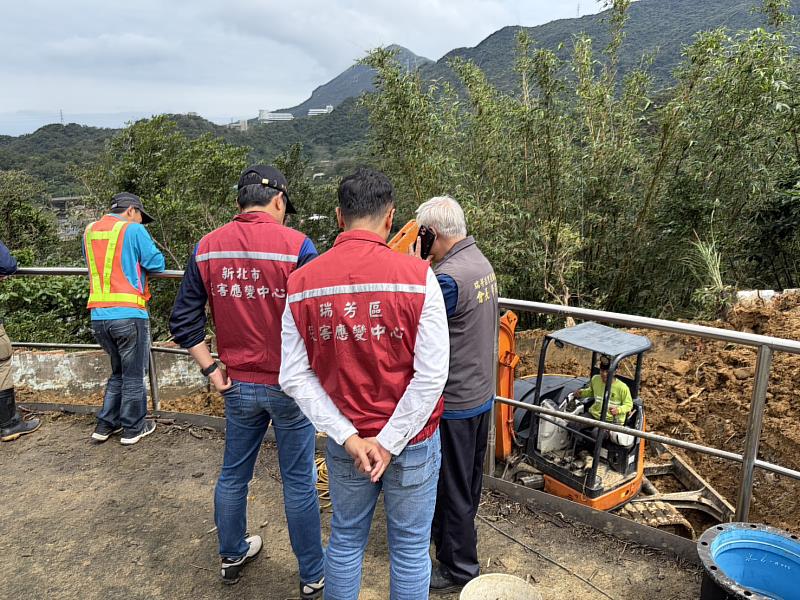 應變會議結束後，朱副市長率消防局長、瑞芳區長及災防辦代表至瑞芳淨水場現場會勘。