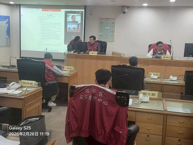 新北市副市長朱惕之趕赴瑞芳區公所召開停水應變會議。