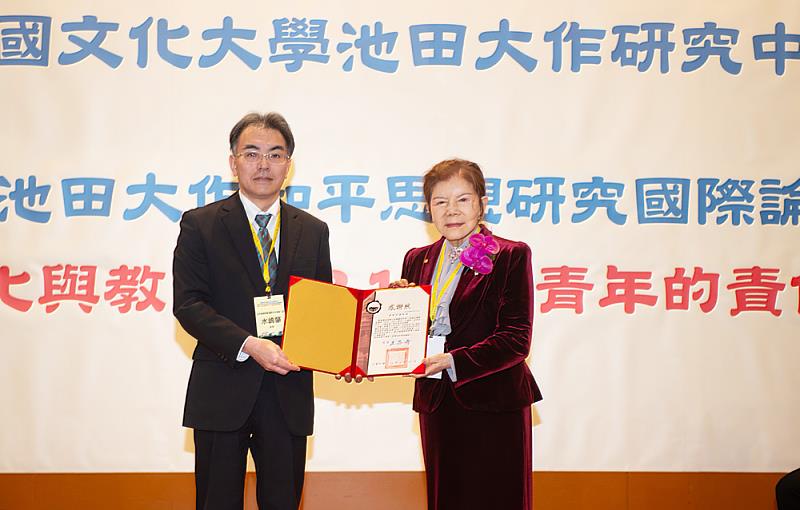 林彩梅校長頒贈感謝狀予日本創價大學國際涉外部水嶋肇部長，感謝其長期促進兩校國際交流與合作。