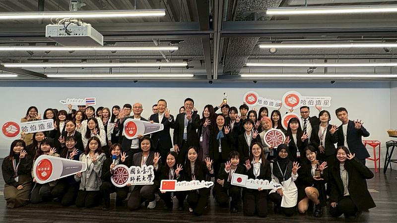 《臺師大×雄獅集團－全球人才哈伯造星》校級大型人才產學合作計畫研習營結訓合照。