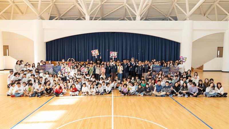 市長高虹安前往華德福實驗學校與師生一同參與「友善校園週」活動合影。