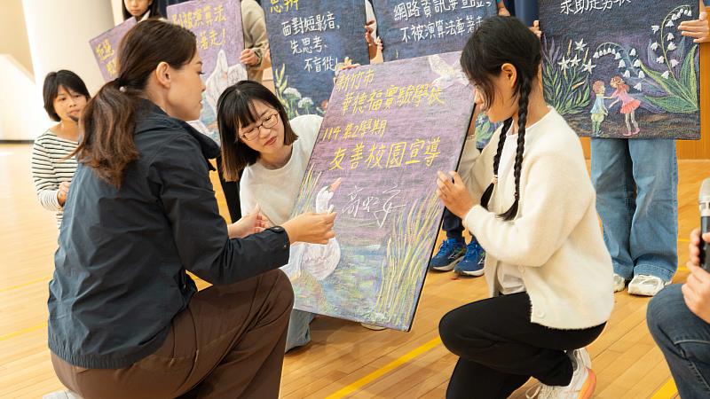 市長高虹安與學生一同宣示。