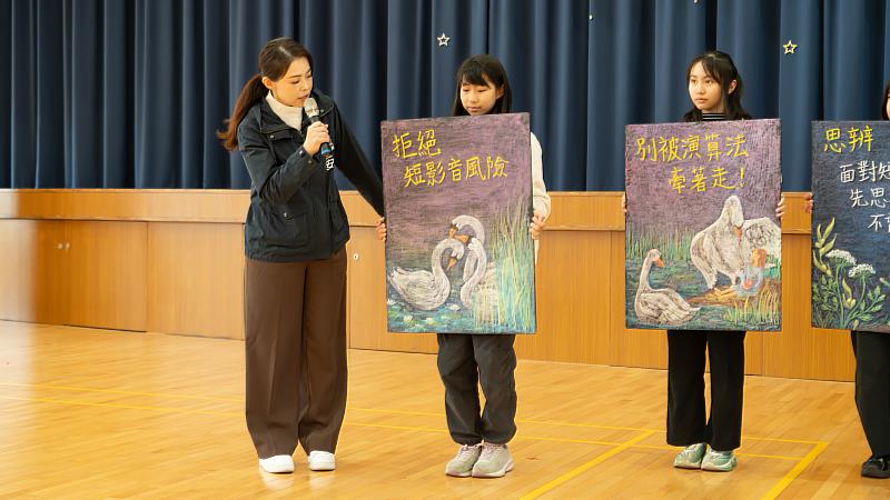 市長高虹安與學生一同宣示。