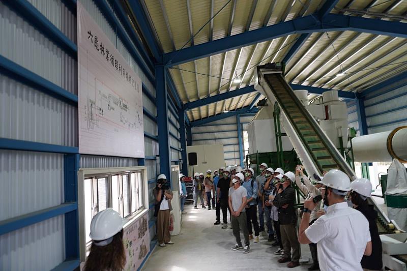 技術人員解說循環利用場域設備生產流程。