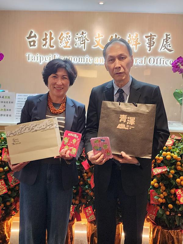 饒慶鈴（左）率團赴港拓銷鳳梨釋迦，拜會陸委會香港辦事處。