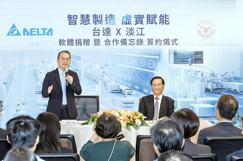 台達機電事業群劉佳容總經理(左)致詞,歡迎淡江學生加入台達行列。(圖/淡江大學提供)