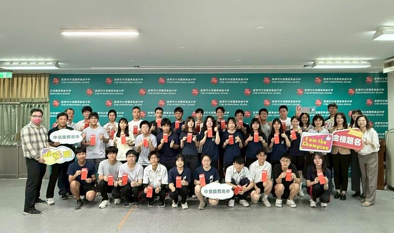 臺南市中信國際高中115學測放榜，高三學生與師長合影慶賀佳績。（圖／中信國際高中提供）