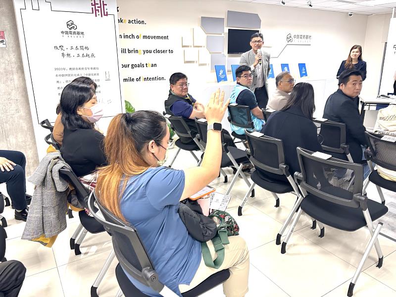 現場民眾踴躍提問申請中路電商會員