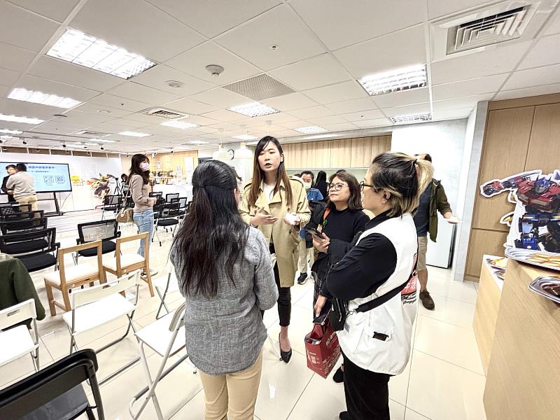 現場民眾與中路電商交流，如何申請中路電商會員