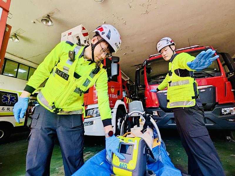 埔頂分隊消防員王思傑(右一)、曾俊翔搶救OHCA成功。