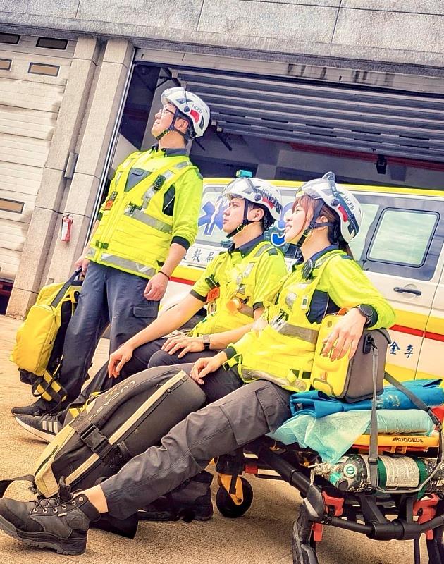 金山分隊消防員鄭華蓉(右一)、志工吳治儒(中)及姚松村搶救OHCA成功。