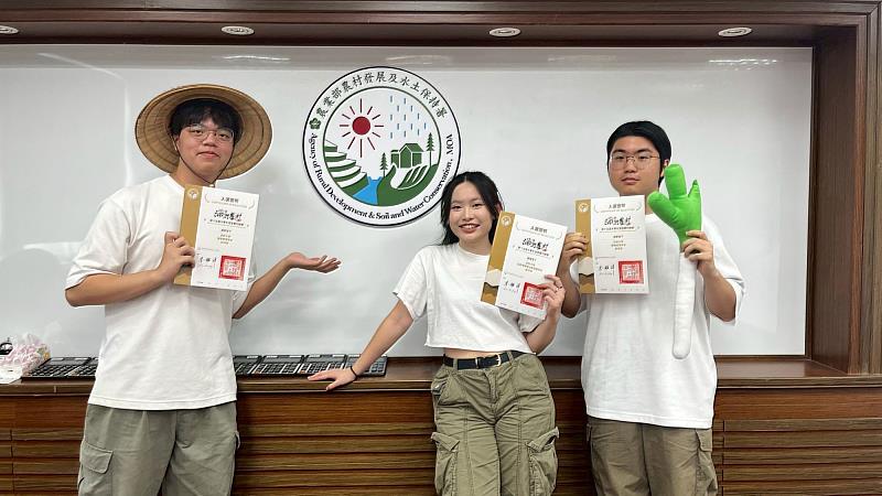 世新傳管系學生團隊首闖大專生洄游農村競賽,傳播專業助力地方創生奪12萬駐村獎勵金。(世新大學提供)
