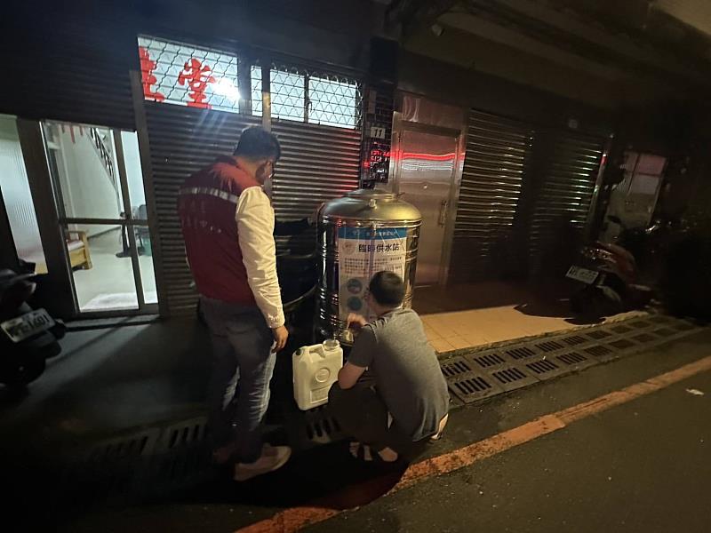 瑞芳區長楊勝閔視察臨時取⽔點民眾取水及自來水公司巡迴補水進度