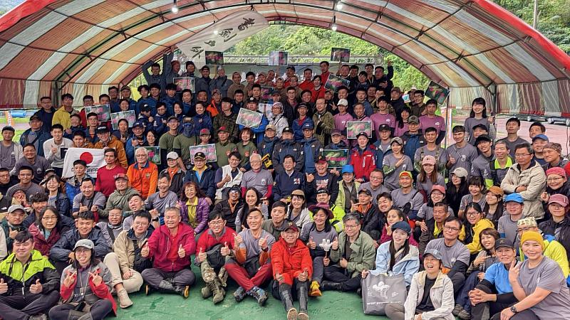 消防局長陳崇岳與第五屆山域搜救技能交流賽隊伍大合照